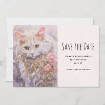 Elegante witte kat in gouden en diamanten sieraden