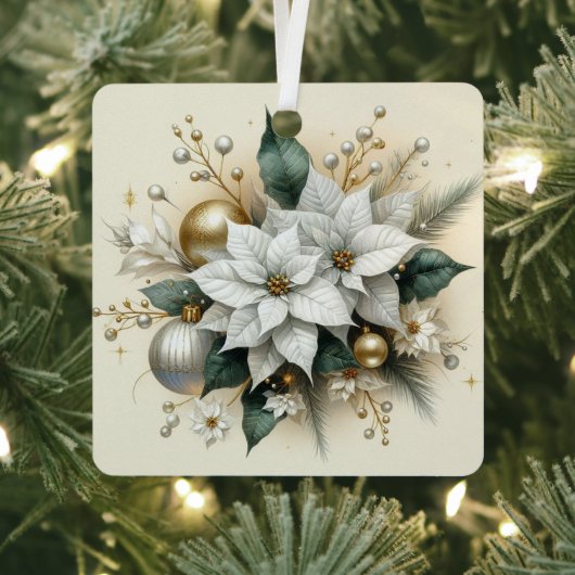 Elegante witte kerstpunsettia met goud metalen ornament (Insitu)