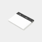 Elegante witte krullen en versieringen op zwart post-it® notes (Schuin)