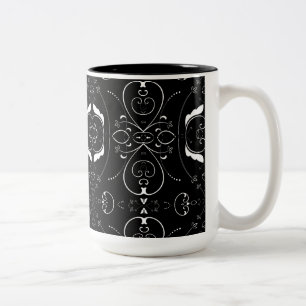 Elegante witte krullen en versieringen op zwart tweekleurige koffiemok