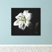 Elegante witte lelie verpakte canvas print (Insitu (Houten vloer))