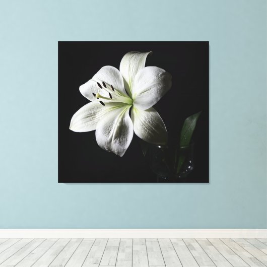 Elegante witte lelie verpakte canvas print (Insitu (Houten vloer))