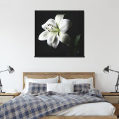 Elegante witte lelie verpakte canvas print (Insitu (Slaapkamer))