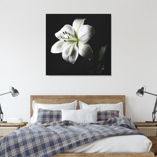 Elegante witte lelie verpakte canvas print (Insitu (Slaapkamer))