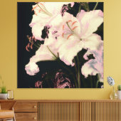 Elegante Witte Lelies op Zwarte Achtergrond Bloems Canvas Afdruk (Insitu (Woonkamer))