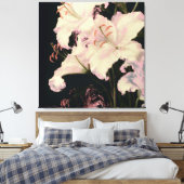 Elegante Witte Lelies op Zwarte Achtergrond Bloems Canvas Afdruk (Insitu (Slaapkamer))