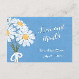 Elegante witte madeliefjes op blauw dank u bruilof bedankkaart