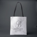 Elegante witte marmeren bruidsmeisjes tote bag<br><div class="desc">Elegante witte marmeren bruidsmeisjes geschenken met gepersonaliseerd monogram in elegante calligrafie lettertype met de naam en titel van het bruidsmeisje in klassiek schreeflettertype op witte marmeren achtergrond. Ook perfect voor de getuige,  bloemenmeisje,  moeder van de bruid en meer.</div>
