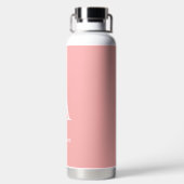 Elegante witte monogram & tekst op licht koraalroz waterfles (Achterkant)