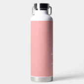 Elegante witte monogram & tekst op licht koraalroz waterfles (Voorkant)