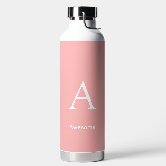 Elegante witte monogram & tekst op licht koraalroz waterfles (Links)