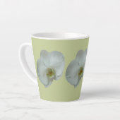 Elegante Witte Orchidee Bloem Botanisch Latte Mok (Linkerhoek)