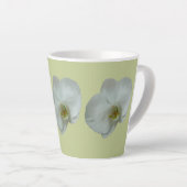 Elegante Witte Orchidee Bloem Botanisch Latte Mok (Rechterhoek)