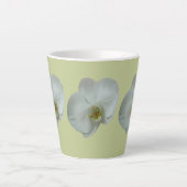 Elegante Witte Orchidee Bloem Botanisch Latte Mok (Voorkant)