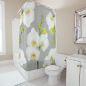 Elegante witte orchideeën & lichtgrijs douchegordijn (In situ)