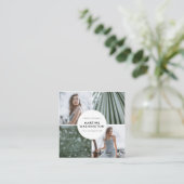 Elegante witte rand fotograaf minimaal modern vierkante visitekaartje (Staand voorkant)