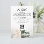 Elegante witte roos bruiloft details QR-code Informatiekaartje (Staand voorkant)
