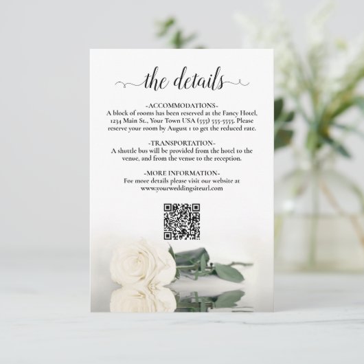 Elegante witte roos bruiloft details QR-code Informatiekaartje (Staand voorkant)