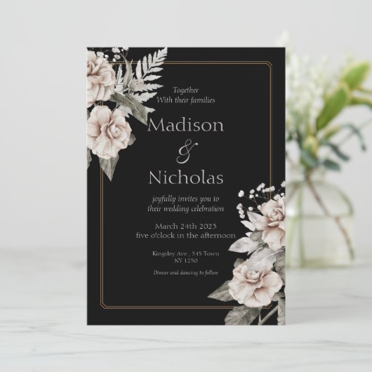 Elegante Witte Rose Zwart Bruiloft uitnodiging (Staand voorkant)