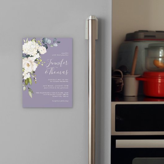 Elegante witte rozen en hortensia's op lavendel