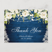 Elegante witte rozen en kant rustiek hout dank u briefkaart (Voorkant)