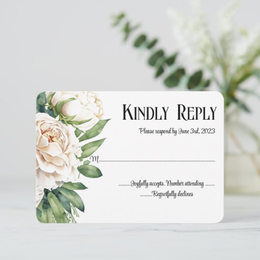 Elegante witte rozen en pioenen bruiloft RSVP kaartje (Staand voorkant)