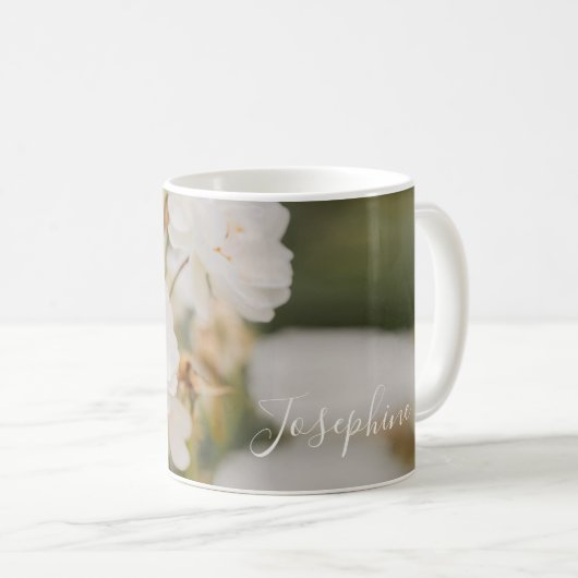 Elegante witte rozen foto met aangepaste naam koffiemok (Voorkant rechts)