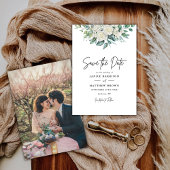 Elegante witte rozen groen bloemstuk foto bruiloft save the date