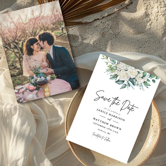 Elegante witte rozen groen bloemstuk foto bruiloft save the date