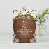 Elegante Witte Rozen Kant Rustieke Houten Bruiloft Save The Date (Staand voorkant)