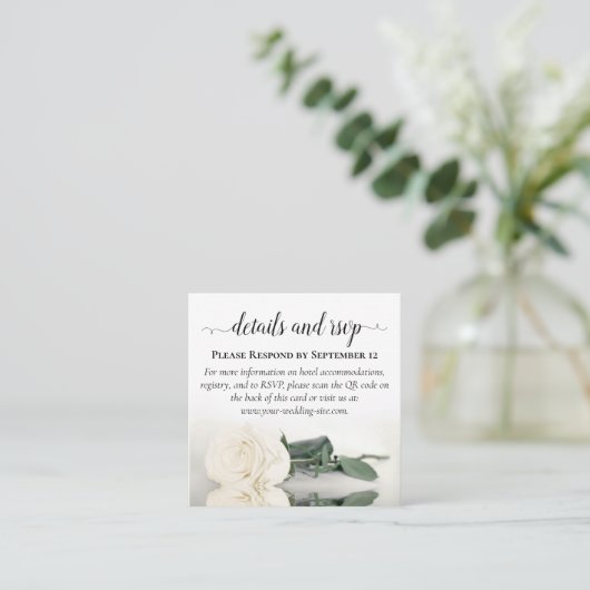 Elegante witte rozen trouwdetails & RSVP QR-code Informatiekaartje (Staand voorkant)