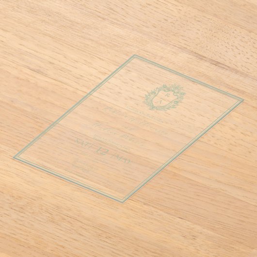 Elegante Witte & Sage Groene Crest Monogram Huweli Acryl Uitnodigingen (Laagn)