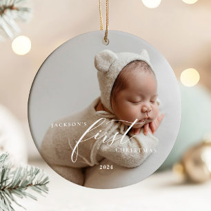 Elegante witte script baby's eerste kerst foto keramisch ornament