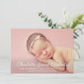 Elegante witte script babyschoentjes foto roze geb aankondiging (Staand voorkant)