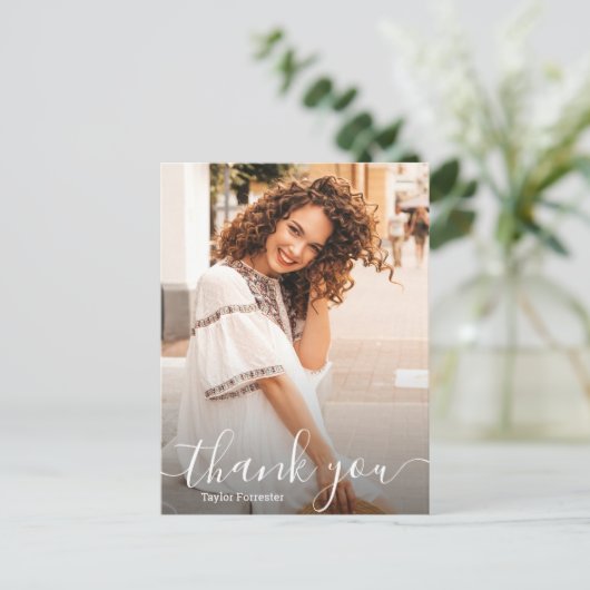 Elegante witte script bedankt foto afstuderen briefkaart (Staand voorkant)