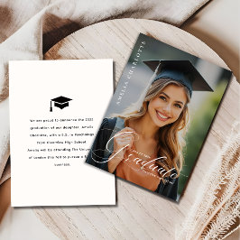 Elegante witte script-overlay afstudeerfoto aankondiging