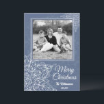 Elegante witte sneeuwvlokken in de winter feestdagenkaart<br><div class="desc">Vier het seizoen met deze prachtig ontworpen kerstkaart met een diepblauwe achtergrond, versierd met ingewikkelde witte sneeuwvlokken. Het elegante ontwerp zorgt voor de perfecte winterstemming en je kunt het gemakkelijk aanpassen met je eigen familiefoto om het helemaal je eigen te maken. Ideaal om met stijl kerstgroeten te verspreiden, is deze...</div>