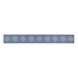 Elegante witte sneeuwvlokken op blauw grosgrain lint