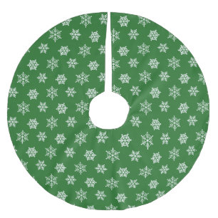 Elegante witte sneeuwvlokken op groen kerstboom rok