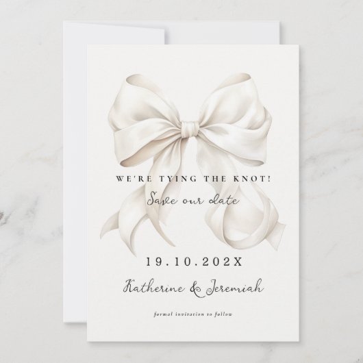 Elegante witte strik Save the Date kaart (Voorkant)