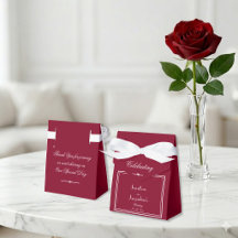 Elegante Witte Strik & Schrift op Mooie Burgunderr