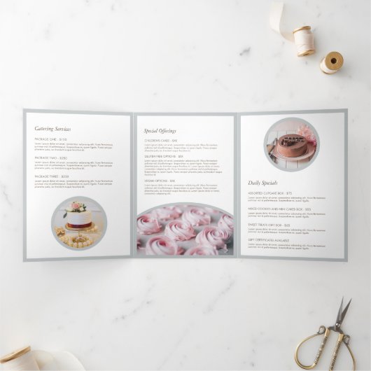 Elegante witte taart met bloemen Bakkerij Brochure Drieluik Kaart (Binnen)