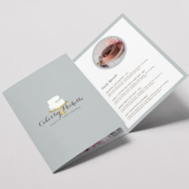 Elegante witte taart met bloemen Bakkerij Brochure Drieluik Kaart