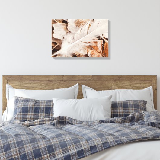 Elegante witte veer op gouden gevallen bladeren canvas afdruk (Insitu (Slaapkamer))