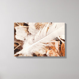 Elegante witte veer op gouden gevallen bladeren canvas afdruk