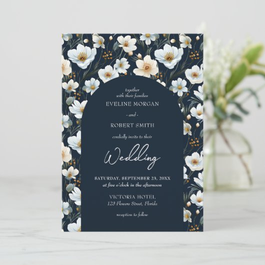 Elegante witte wilde bloemen weide blauwe boog kaart (Staand voorkant)