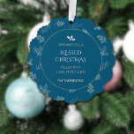 Elegante Witte Winter Bladeren Mistletoe Blauw Ornament Kaart<br><div class="desc">Elegante witte winterbladeren maretak ornament kaart. Ruimte beschikbaar voor gepersonaliseerde berichten,  geplaatst op een elegante gouden bladeren blauwe achtergrond. Deze kaart ornament kan worden gebruikt als een cadeau label en een kerst keepsake ornament.</div>