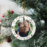 Elegante witte winter groen krans 1 foto keramisch ornament<br><div class="desc">Dit elegante en feestelijke fotovakantie ornament heeft een prachtige waterverf krans van hulst, eucalyptus en bessen over een klassieke witte achtergrond. De uitgesneden foto is rond. De bewerkbare begroeting op de achterkant zegt "Vrolijk kerstfeest" met je eigen gepersonaliseerde boodschap. Deze prachtige vakantie ornamenten maken een geweldig cadeau voor familie en...</div>