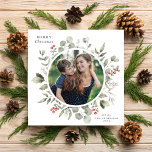 Elegante witte winter groen krans fotoplein feestdagenkaart<br><div class="desc">Deze elegante en feestelijke vakantiefotokaart heeft een prachtige waterverf krans van hulst, eucalyptus en bessen op een klassieke witte achtergrond. De uitgesneden foto is rond. De bewerkbare begroeting op de voorkant zegt "Vrolijk kerstfeest". De achterkant van de kaart is een feestelijke rode kleur. U kunt ook een andere foto en/of...</div>