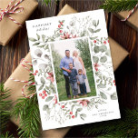 Elegante witte winter Waterverf groen foto Feestdagenkaart<br><div class="desc">Deze elegante en feestelijke vakantiefotokaart heeft een prachtige waterverf krans van hulst, eucalyptus en bessen op een klassieke witte achtergrond. De bewerkbare begroeting op de voorkant zegt "Gelukkigste Feestdagen". De achterkant van de kaart is een feestelijke rode kleur. U kunt ook een andere foto en/of extra tekst aan de achterkant...</div>
